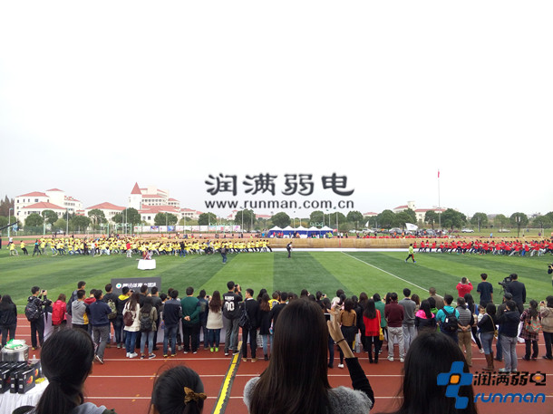 2015上海第一屆高校巨繩拔河比賽現(xiàn)場1