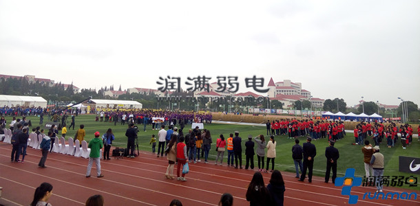 2015上海第一屆高校巨繩拔河比賽現(xiàn)場2