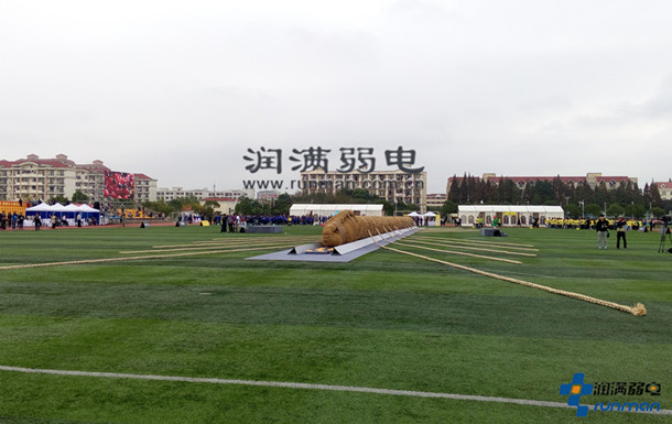 2015上海第一屆高校巨繩拔河比賽現(xiàn)場場地中心的“巨繩”